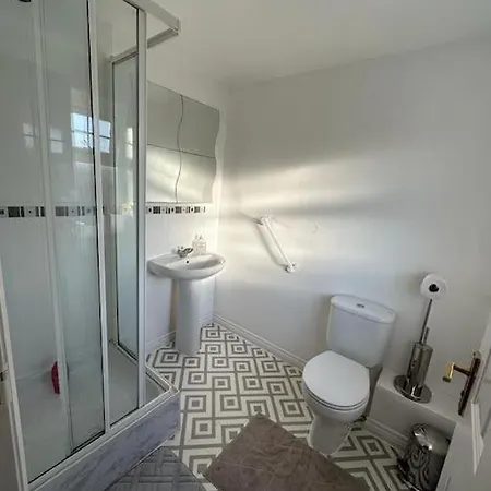 Spacious & Lovely 4 Bedroom In *