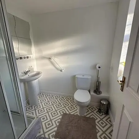 Spacious & Lovely 4 Bedroom In *