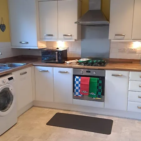 Tropical Sun Homes - Beautiful Spacious 3 Bed In A Serene Environment With Free Parking For 2 Cars