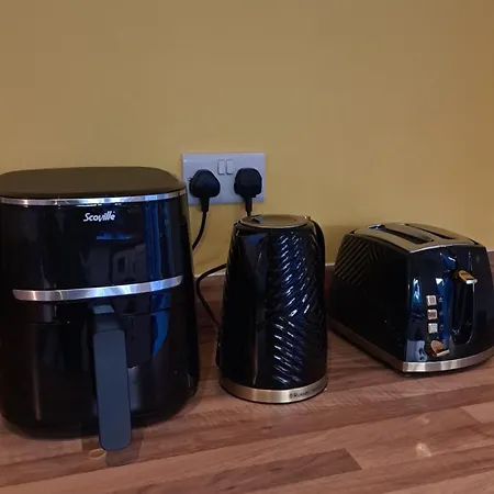 펜션 Tropical Sun Homes - Beautiful Spacious 3 Bed In A Serene Environment With Free Parking For 2 Cars 맨체스터