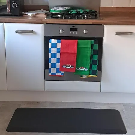 Tropical Sun Homes - Beautiful Spacious 3 Bed In A Serene Environment With Free Parking For 2 Cars 맨체스터