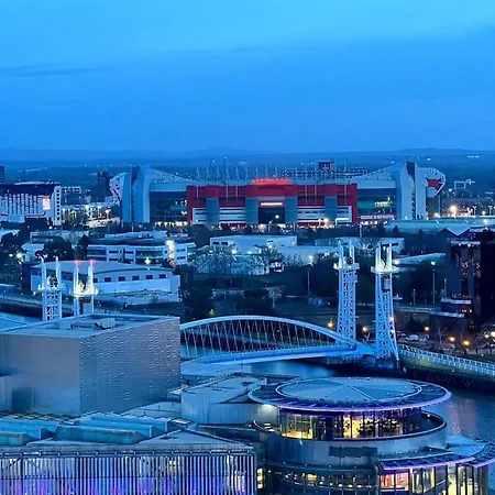 Spacious 2 Bedroom Flat Stunning Waterside View