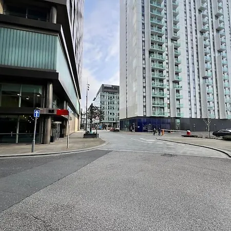 Spacious 2 Bedroom Flat Stunning Waterside View