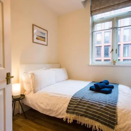 Stylish Centre 2 Bed - Free Parking