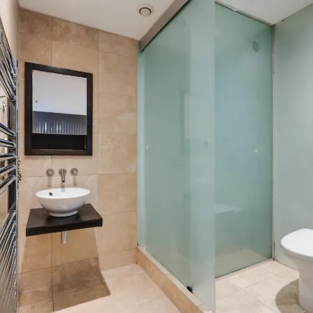 Luxury Penthouse - Private Balcony - City Views Apartmán
