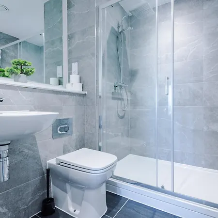 Hilltop Serviced - Salford Quays