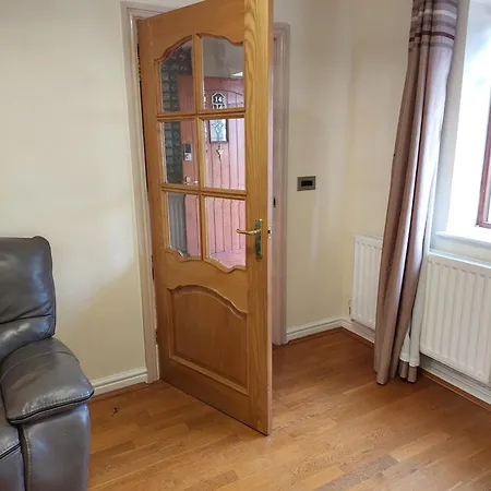 Dobcross Close Apartman *