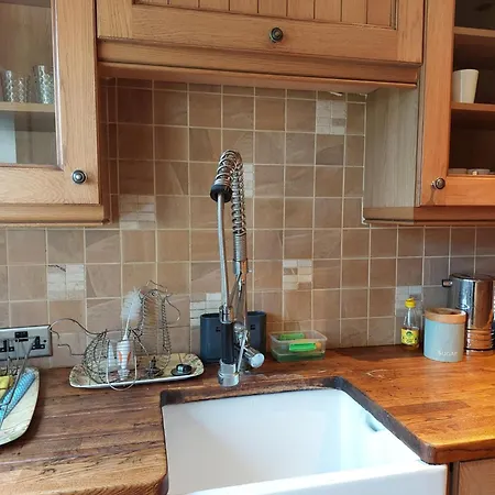 Dobcross Close Apartman *