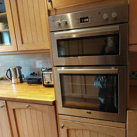 Dobcross Close Apartman *