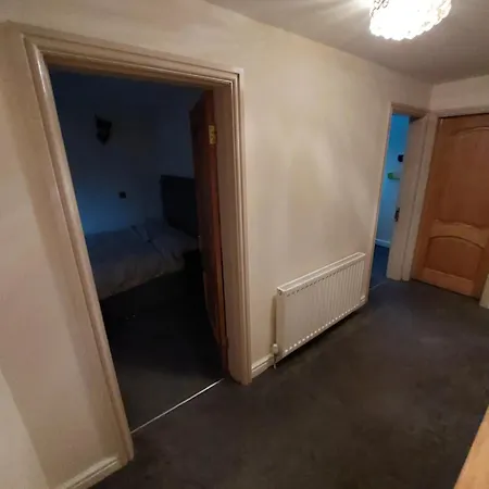 Dobcross Close Apartman *