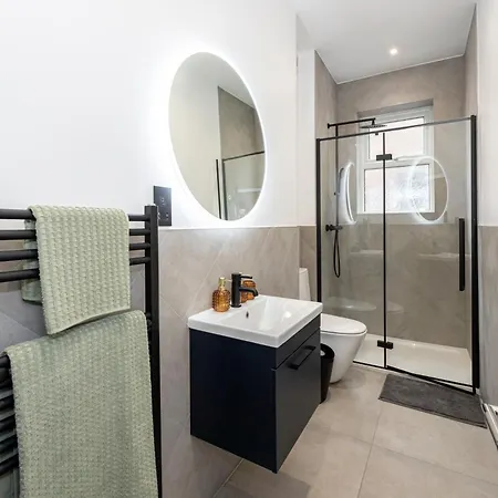 Stunning Luxury Spacious - 5 Bedrooms - Rest & Recharge In בית נופש