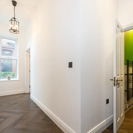 Stunning Luxury Spacious - 5 Bedrooms - Rest & Recharge In בית נופש