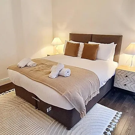 بيت للعطل Stunning Luxury Spacious - 5 Bedrooms - Rest & Recharge In