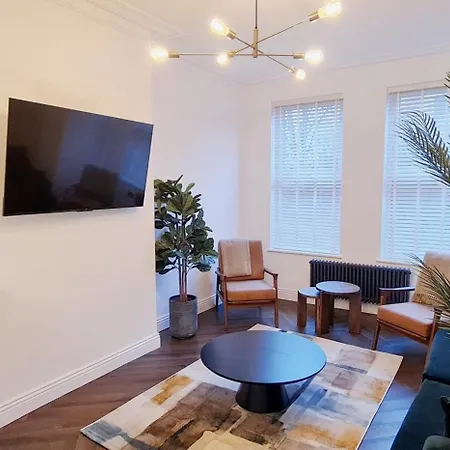 Stunning Luxury Spacious - 5 Bedrooms - Rest & Recharge In בית נופש