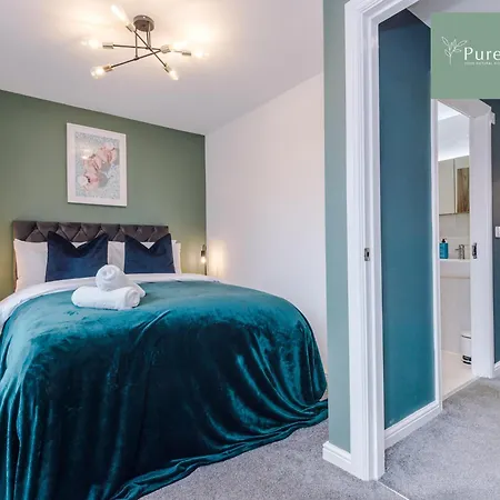 Modern 5 Bedroom House In By Purestay - Short With Service & Free Parking מנצ'סטר