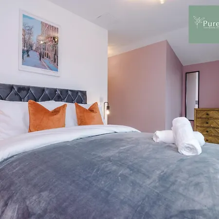 Modern 5 Bedroom House In By Purestay - Short With Service & Free Parking בית נופש