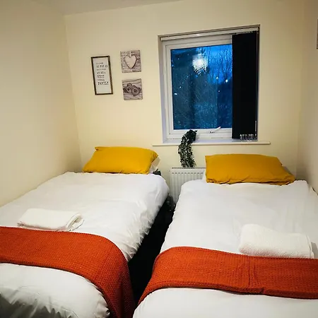 Cozy Stylish House Near Piccadilly Station, Etihad Stadium With Parking, Garden And 900mb Wifi Holiday home Manchester