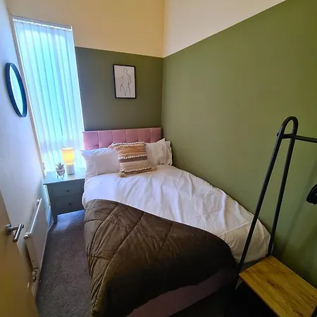 3 Bed House Etihad Stadium, Coop Live Private Parking With Optional Hot Tub *