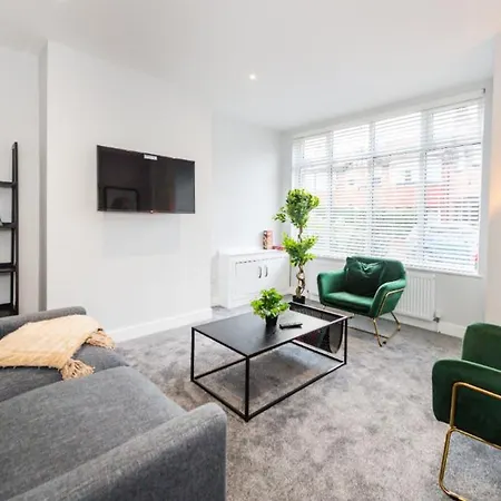 Hassle-free & Handsome Brand-new 3-bed Manchester