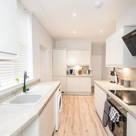 Hassle-free & Handsome Brand-new 3-bed