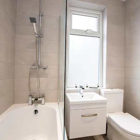 Hassle-free & Handsome Brand-new 3-bed Manchester