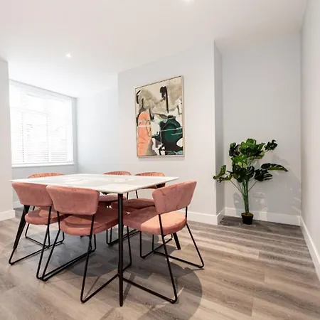 Hassle-free & Handsome Brand-new 3-bed Manchester