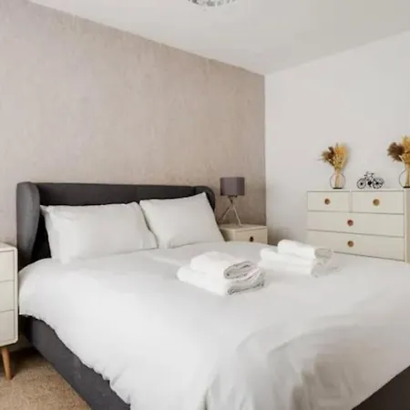 New Build House Near Trafford Centre With Drive * Manchester