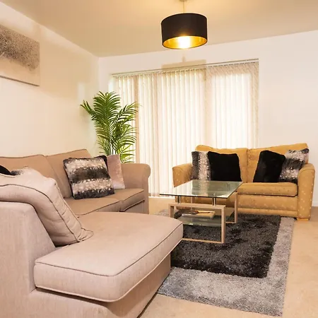 Luxury Two Bedroom Flat Opposite Coop Live N Etihad Stadium With Free Secure Parking, Netflix And Sky Tv Apartment *