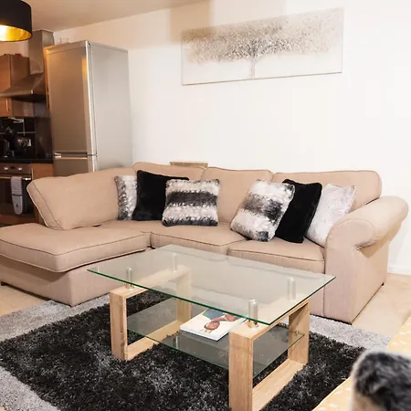 Apartment Luxury Two Bedroom Flat Opposite Coop Live N Etihad Stadium With Free Secure Parking, Netflix And Sky Tv *
