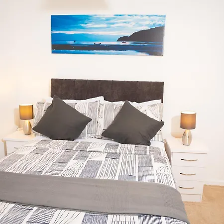 Luxury Two Bedroom Flat Opposite Coop Live N Etihad Stadium With Free Secure Parking, Netflix And Sky Tv