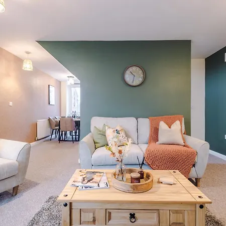 Beautiful House Near Etihad With Free Wifi & Parking- Sleeps 6 By Purestay Hotel 3*