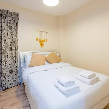 Charming Chinatown 2 Bed Duplex