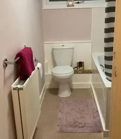 Lovely, Spacious 1-bedroom With *free Parking Hotel