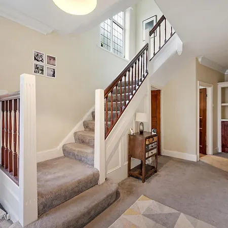 Ferienhaus Pass The Keys Spacious 4-bedroom House With Games In Leafy Didsbury *