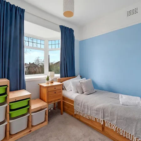 Pass The Keys Spacious 4-bedroom House With Games In Leafy Didsbury *