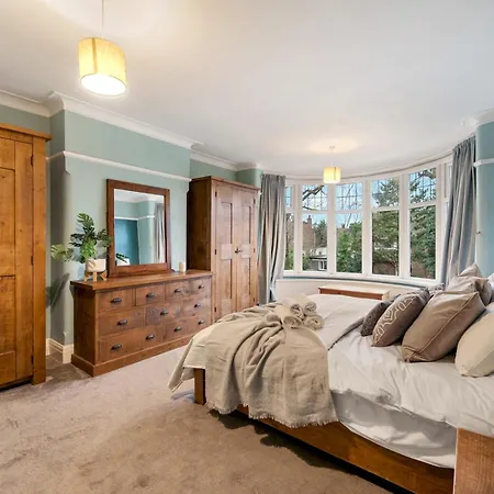 Pass The Keys Spacious 4-bedroom House With Games In Leafy Didsbury