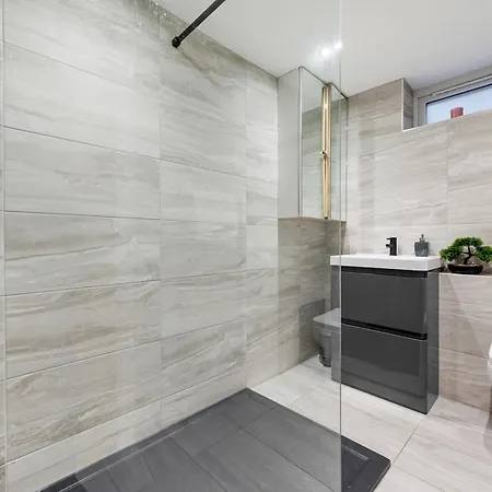 Pass The Keys Spacious 4-bedroom House With Games In Leafy Didsbury Manchester