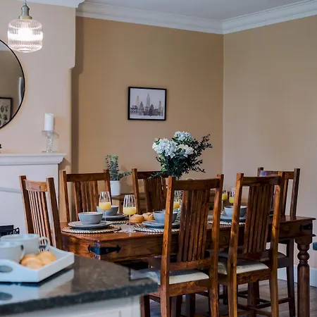 Pass The Keys Spacious 4-bedroom House With Games In Leafy Didsbury Ferienhaus