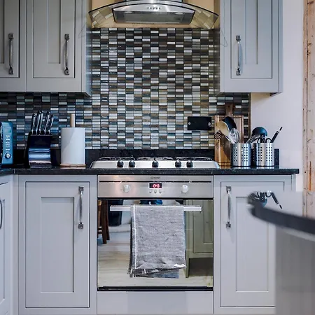 Pass The Keys Spacious 4-bedroom House With Games In Leafy Didsbury
