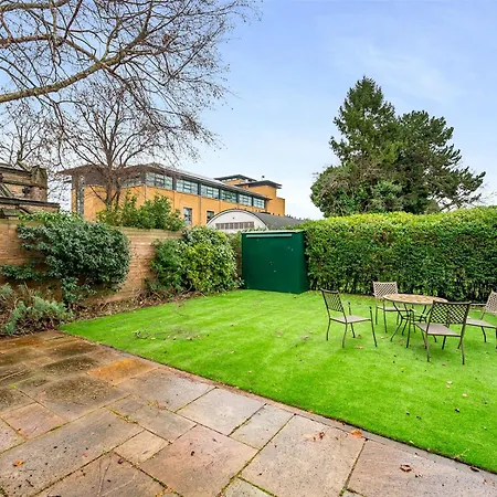 Ferienhaus Pass The Keys Spacious 4-bedroom House With Games In Leafy Didsbury *