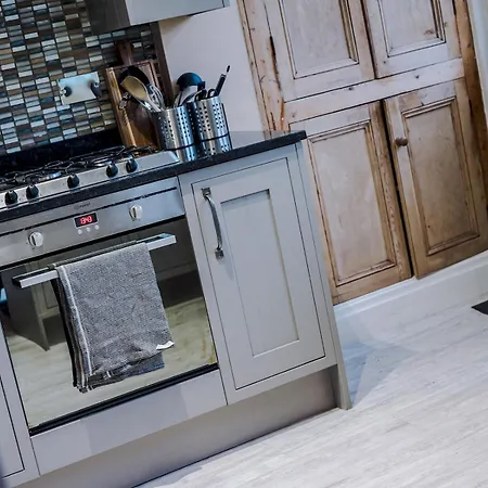 Pass The Keys Spacious 4-bedroom House With Games In Leafy Didsbury