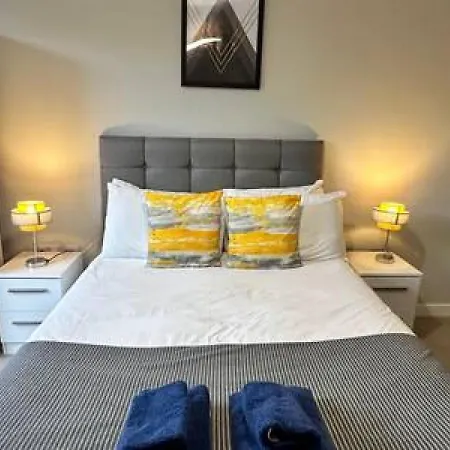 Large 1 Bed Mcr Apartment&huge Terrace Sleeps 4 *