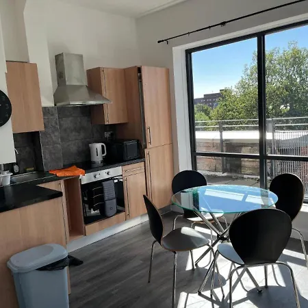 Morden In Centre Apartment