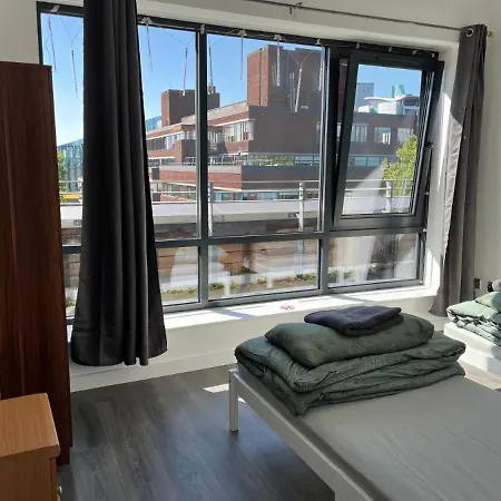 Morden In Centre Apartment