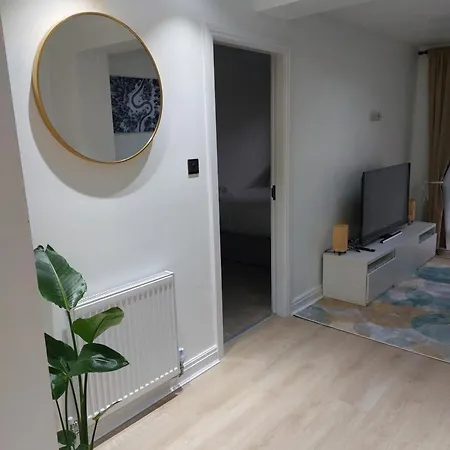 Bankwell Street Two Bedroom -apartment With Parking