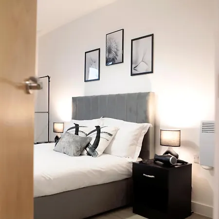 Daire Avalora Short Lets & Serviced Accommodation - 2Bed & 2Baths Ensuite, Parking, Balcony, Wi-Fi, Netflix, Media City