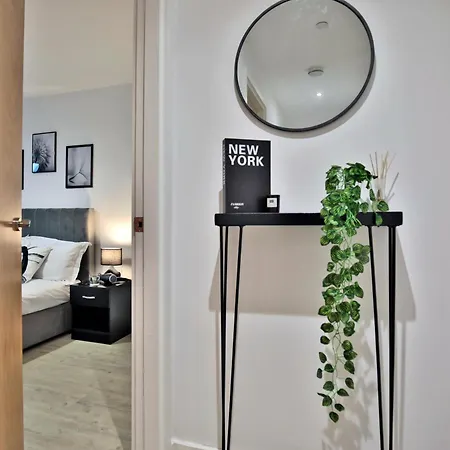 Avalora Short Lets & Serviced Accommodation - 2Bed & 2Baths Ensuite, Parking, Balcony, Wi-Fi, Netflix, Media City