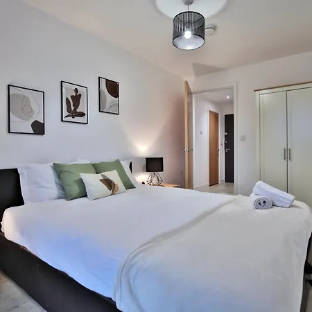 Avalora Short Lets & Serviced Accommodation - 2Bed & 2Baths Ensuite, Parking, Balcony, Wi-Fi, Netflix, Media City Manchester