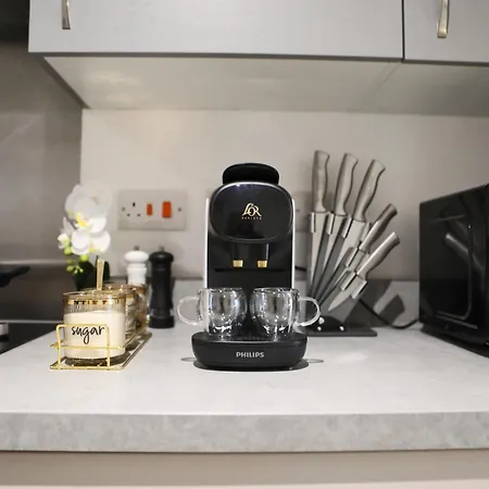 Daire Avalora Short Lets & Serviced Accommodation - 2Bed & 2Baths Ensuite, Parking, Balcony, Wi-Fi, Netflix, Media City Manchester