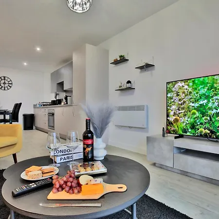 Avalora Short Lets & Serviced Accommodation - 2Bed & 2Baths Ensuite, Parking, Balcony, Wi-Fi, Netflix, Media City * Manchester